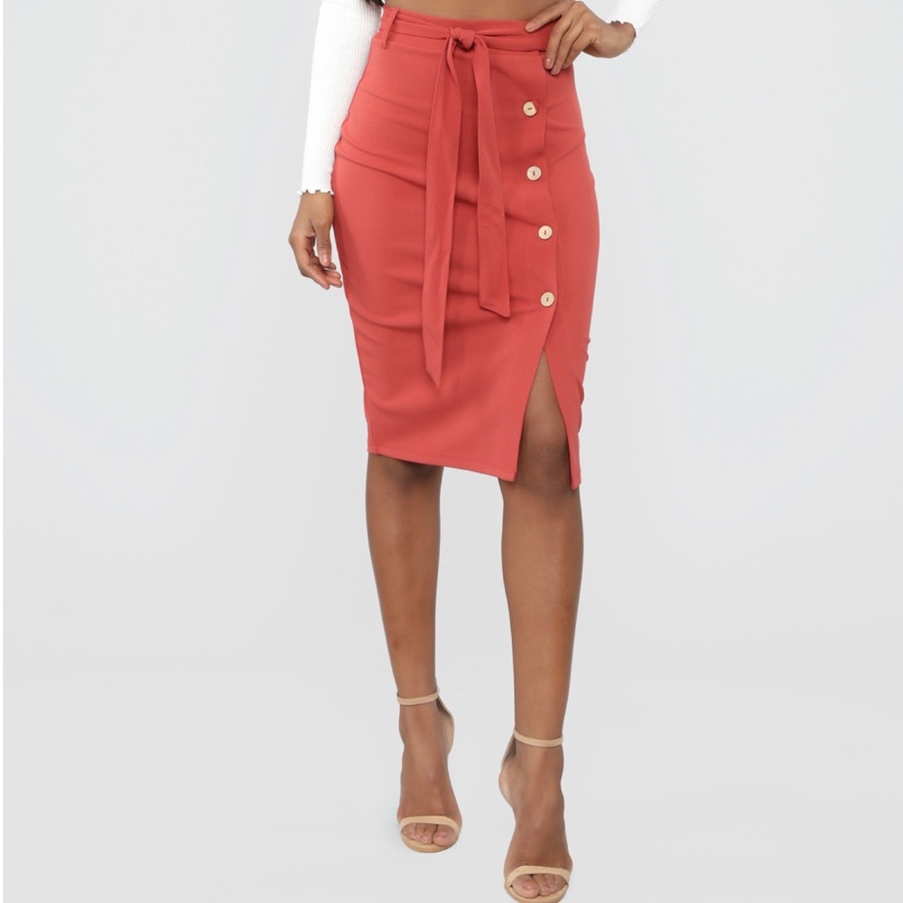 LET'S CHAT TIE WAIST SKIRT - RUST
Fashionnova